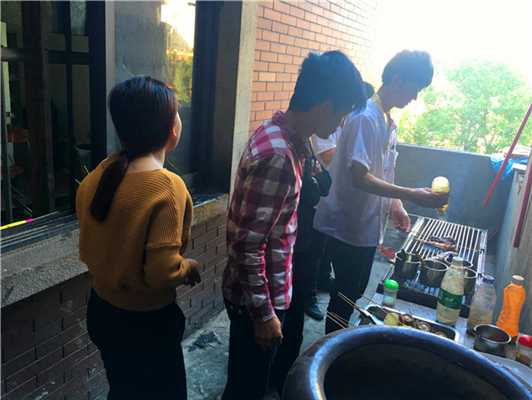 魅力小吃培訓學員燒烤培訓現(xiàn)場學員實操案例