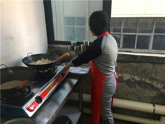 魅力小吃培訓(xùn)學(xué)員大娘水餃制作實(shí)操現(xiàn)場案例