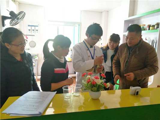 魅力小吃培訓學員奶茶培訓間小吃培訓師傅教學實操現(xiàn)場案例