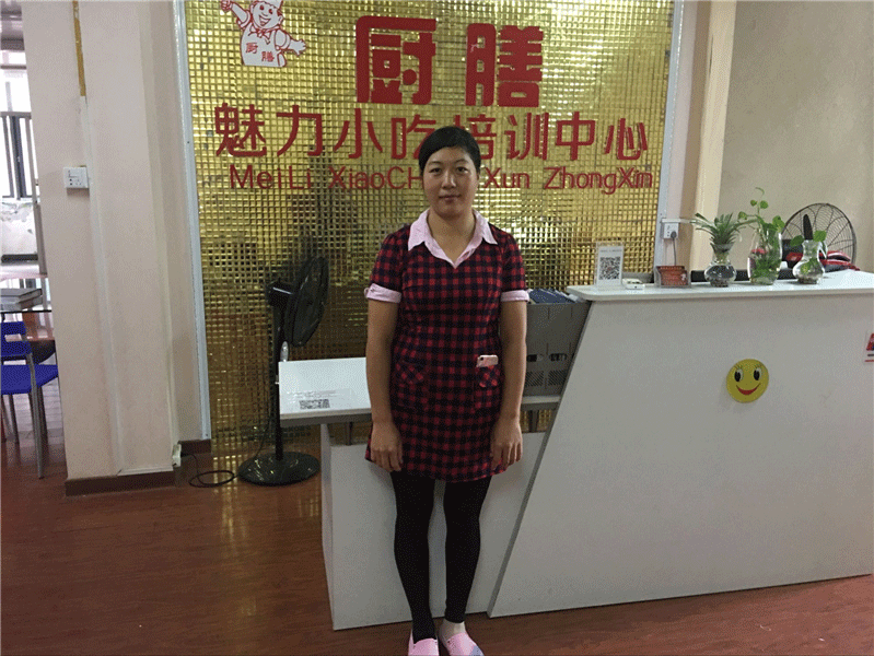 魅力小吃培訓(xùn)機(jī)構(gòu)女學(xué)員畢業(yè)留念